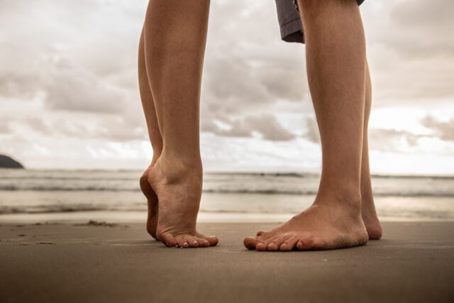 woman on tiptoes with tall guy